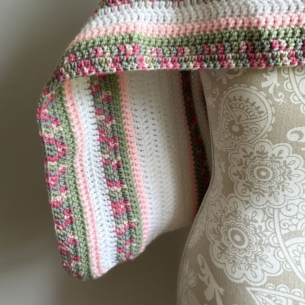 Hand‎ crafted knitted Pocket Shawl Scarf with pockets white pink green - Picture 6 of 7